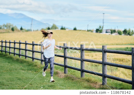 Woman jogging in nature 118678142