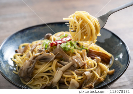 Japanese-style mushroom pasta with soy sauce Japanese-style mushroom pasta with soy sauce 118678181