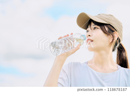 補水的年輕女子 補水的年輕女子 118678187