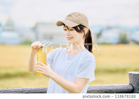 補水的年輕女子 118678188