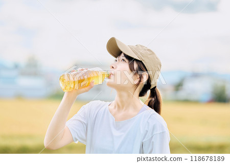 A young woman rehydrating 118678189