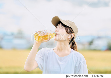 補水的年輕女子 118678190