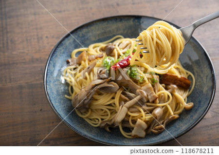 Japanese-style mushroom pasta with soy sauce Japanese-style mushroom pasta with soy sauce 118678211