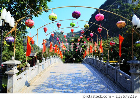 Stone bridge in Trang An, Vietnam Stone bridge in Trang An, Vietnam 118678219