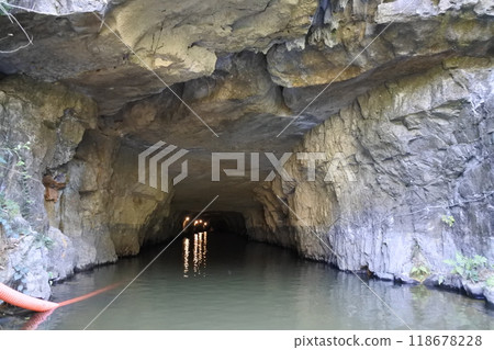 Cave channel in Trang An, Vietnam 118678228