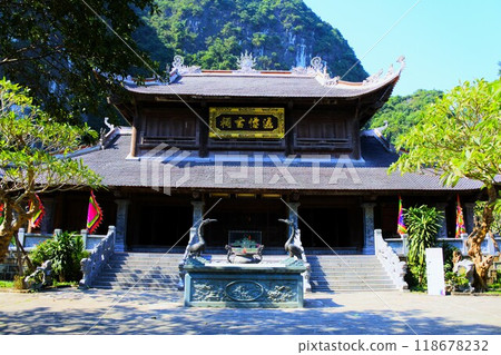 Temple in Trang An, Vietnam 118678232