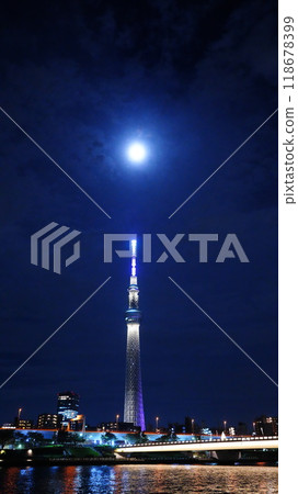 The harvest moon above the illuminated Skytree The harvest moon above the illuminated Skytree 118678399