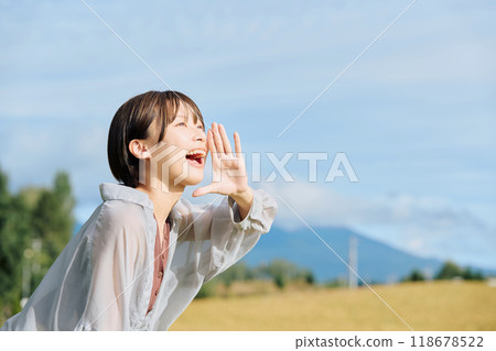 Woman screaming into the sky Woman screaming into the sky 118678522