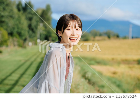 鄉村風景與女人 118678524