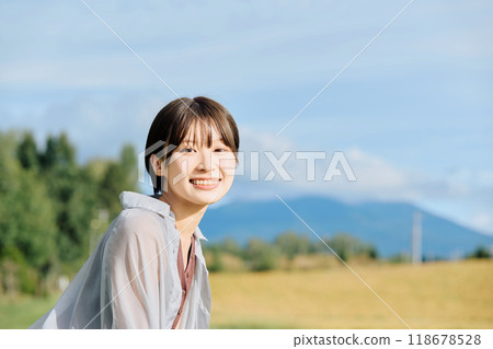 鄉村風景與女人 118678528
