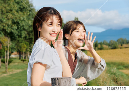 Women screaming into the countryside 118678535