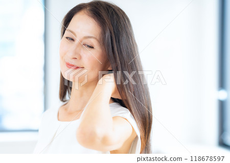 做頭髮護理的中年婦女 118678597