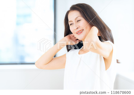 做頭髮護理的中年婦女 118678600