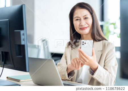 在辦公室工作的中階管理女商人 118678622