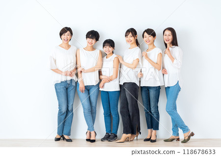 Women of all ages doing skin care Women of all ages doing skin care 118678633