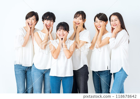 Women of all ages doing skin care 118678642