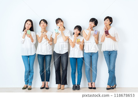 多代女性關注智慧型手機 118678653