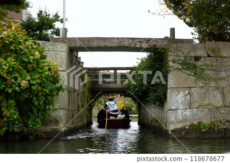 Yanagawa boat sightseeing passing under the bridge 118678677