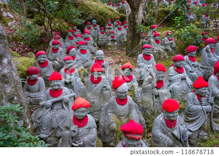 A garden with many Buddha statues At Daishoin Temple, Miyajima Island, Japan 118678718