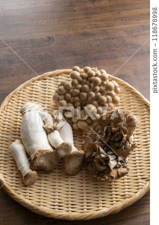 Mushroom galore: King oyster mushrooms, Shimeji mushrooms, Maitake mushrooms 118678998