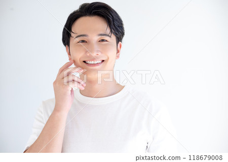 一個穿著白色 T 恤的年輕人的美女肖像 118679008