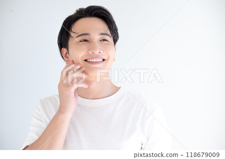 一個穿著白色 T 恤的年輕人的美女肖像 118679009