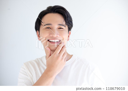 一個穿著白色 T 恤的年輕人的美女肖像 一個穿著白色 T 恤的年輕人的美女肖像 118679010