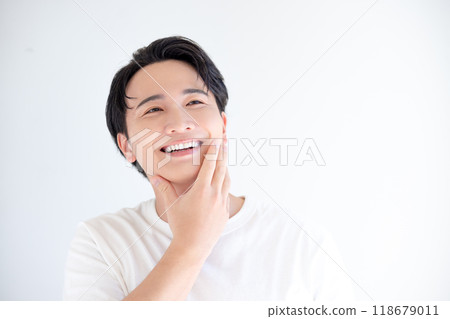 一個穿著白色 T 恤的年輕人的美女肖像 一個穿著白色 T 恤的年輕人的美女肖像 118679011