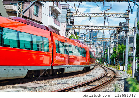 穿過小田急線住宅區的浪漫車廂 118681318