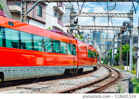 穿過小田急線住宅區的浪漫車廂 118681319
