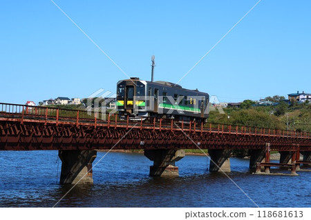 [JR Hokkaido] H100 series ~DECMO~ (Kushiro-Nmō Main Line: Higashi-Kushiro to Kushiro, Kushiro River Railway Bridge) 118681613