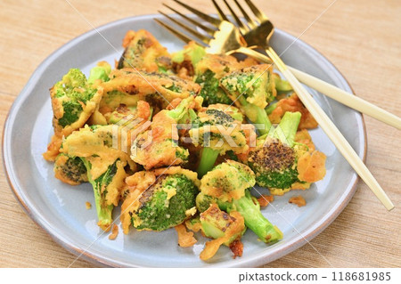 西蘭花皮卡塔,用麵粉+雞蛋+磨碎的起司烘烤。 西蘭花皮卡塔,用麵粉+雞蛋+磨碎的起司烘烤。 118681985