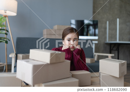 woman online seller, struggles to achieve her goals, facing challenges and experiencing no success in her ecommerce business 118682090