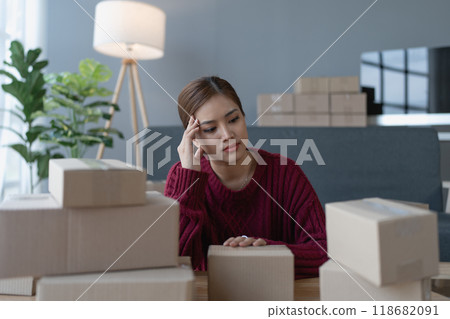 woman online seller, struggles to achieve her goals, facing challenges and experiencing no success in her ecommerce business 118682091