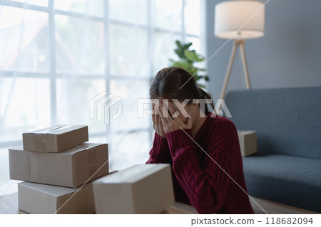 woman online seller, struggles to achieve her goals, facing challenges and experiencing unsuccess in her e-commerce business 118682094