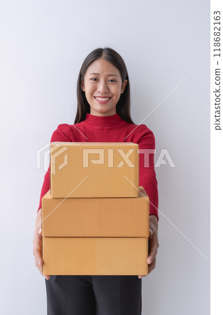 woman, online seller, efficiently manages customer orders and delivery through the e-commerce platform 118682163