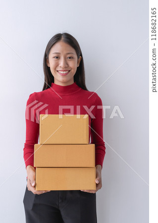 woman, online seller, efficiently manages customer orders and delivery through the e-commerce platform woman, online seller, efficiently manages customer orders and delivery through the e-commerce platform 118682165