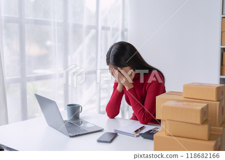 woman online seller, struggles to achieve her goals, facing challenges and experiencing no success in her ecommerce business 118682166