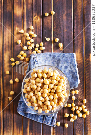 Cooked chickpeas in a glass bowl Cooked chickpeas in a glass bowl 118682337