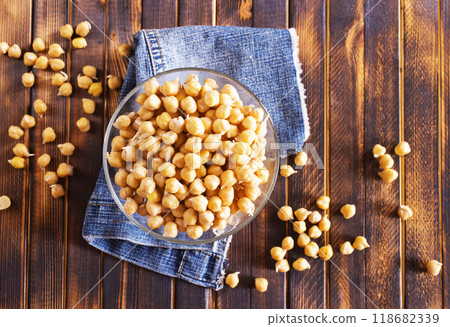 Cooked chickpeas in a glass bowl Cooked chickpeas in a glass bowl 118682339