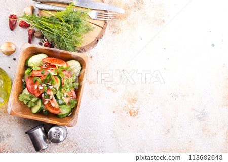Vegetable salad in wooden bowl 118682648