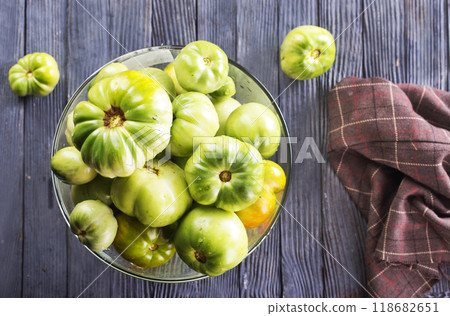 green tomatoes in glass bowl 118682651