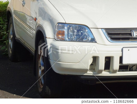 汽車圖片:第一款本田CR-V車型的前面罩 汽車圖片:第一款本田CR-V車型的前面罩 118682666