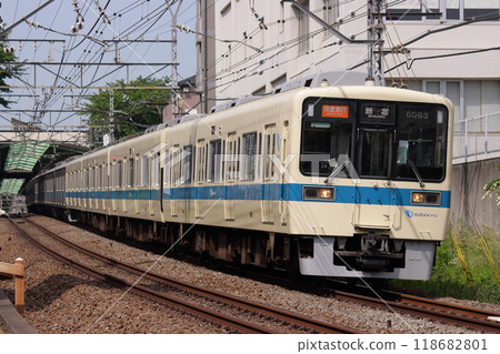 8000 series train (3000 series train) running on the Odakyu Odawara Line_Photo taken on May 17, 2010 118682801