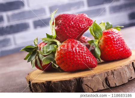 strawberry on wooden board, fresh strowberry 118683186