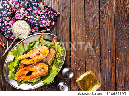 roast salmon steaks with fresh salad on plate roast salmon steaks with fresh salad on plate 118683195