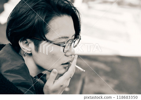 一個戴著眼鏡抽煙的年輕人的個人資料 118683350