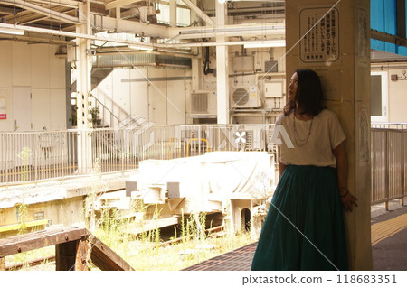 一個女人站在舊車站月台上 一個女人站在舊車站月台上 118683351