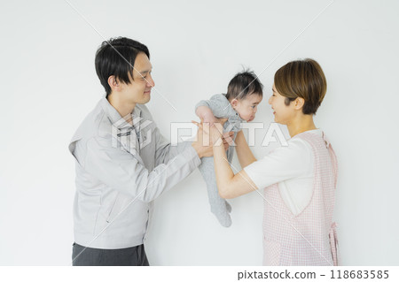 爸爸和保育員接送嬰兒 118683585