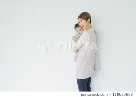 抱著嬰兒的兒童護士 118683608